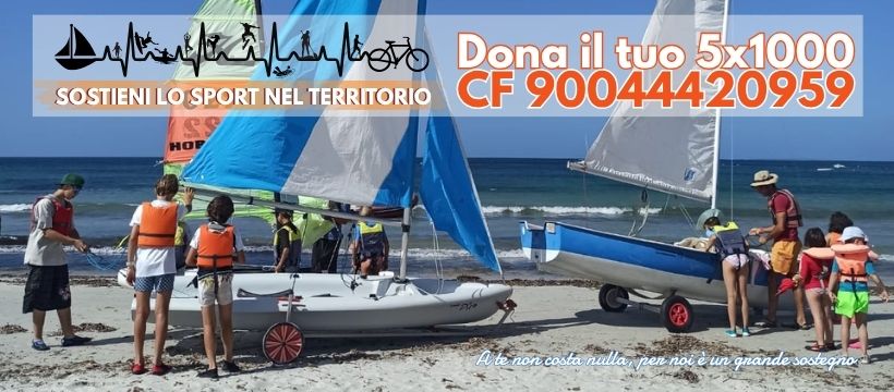 Bambini e ragazzi del MéT Club in spiaggia pronti per una lezione di vela con derive e catamarani. In sovrimpressione le istruzioni per donare il 5x1000 con il codice fiscale 90044420959.