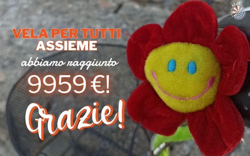 Aggiornamento raccolta fondi Vela per Tutti Assieme: immagine di un fiore sorridente con il testo "Abbiamo raggiunto 9959 €! Grazie!" per l'acquisto del catamarano accessibile IZIBoat.